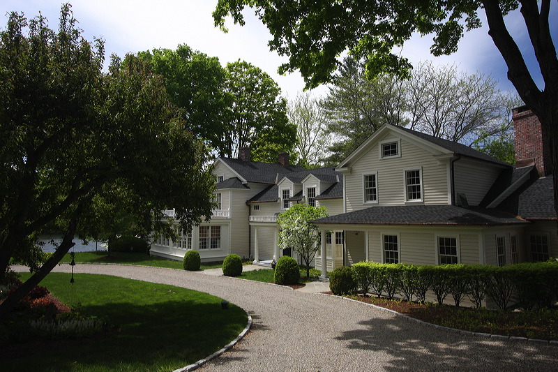 Driveway leading to the house.