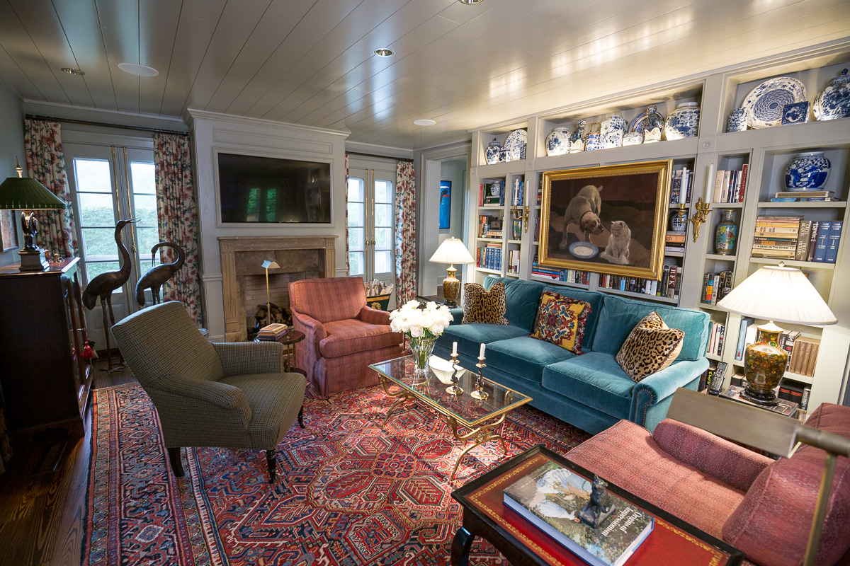 Interior view of the living room, with cabinets and bookshelves.